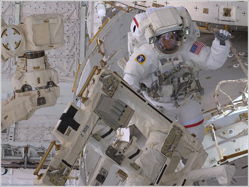 Feustel durante el paseo espacial