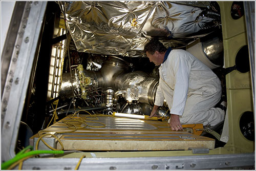 Técnico de la NASA traajando en el Endeavour