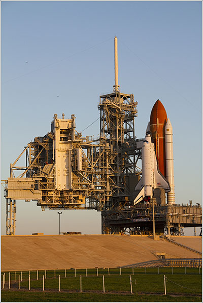 EL Endeavour en la plataforma de lanzamiento - NASA/Jack Pfaller