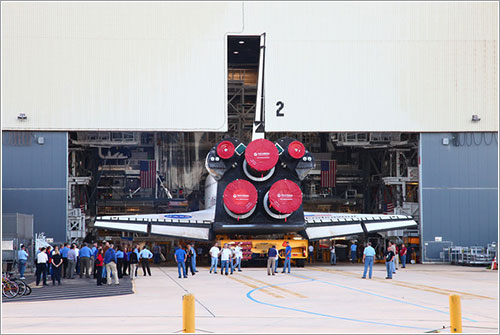 El Endeavour entrando en el VAB - Alan Walters - awaltersphoto.com