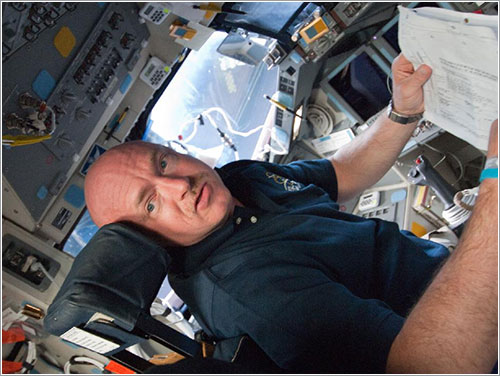 Mark Kelly en la cabina del Endeavour