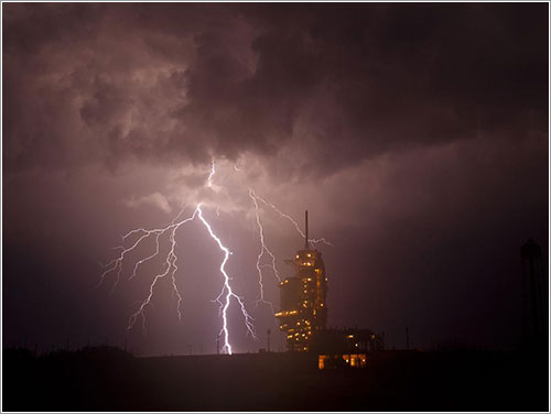 El Endeavour bajo una tormenta - NASA/Bill Ingalls