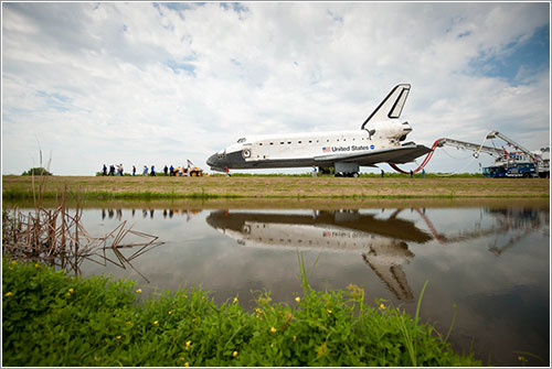 El Atlantis camino de su hangar - NASA/Bill Ingalls