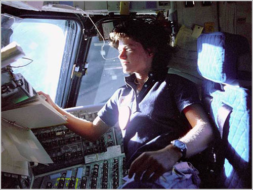 Sally Ride en la cabina del Challenger durante su primera misión - NASA