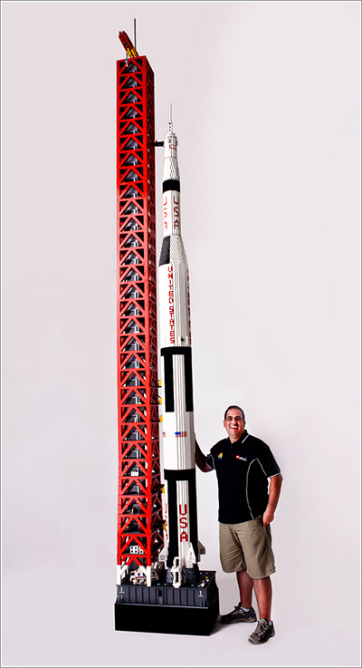 Ryan y su Saturno V de Lego