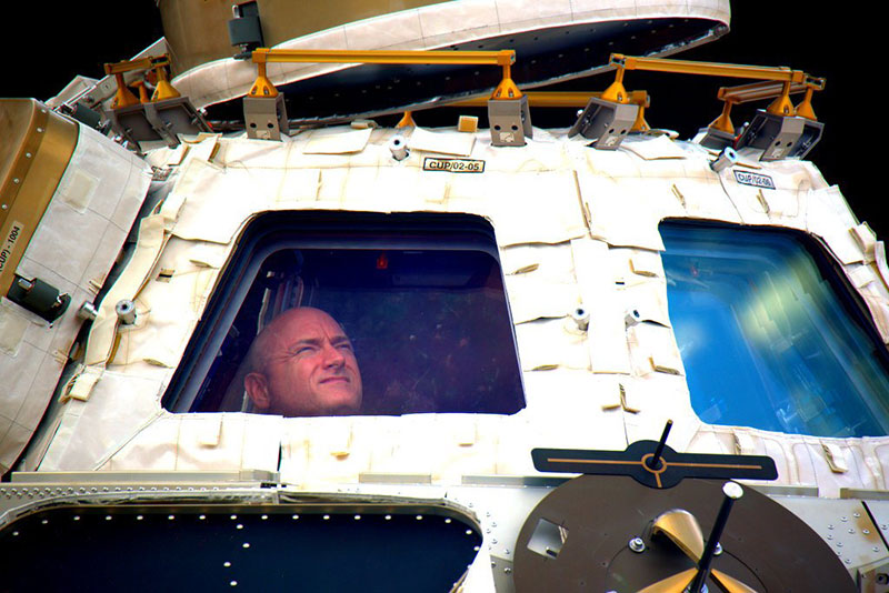 Scott Kelly en la Cúpula de la EEI