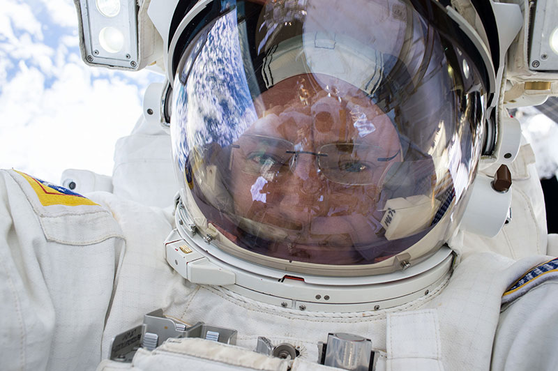 Scott Kelly con gafas durante la EVA