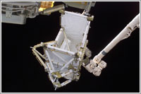 Canadarm2 sujetando el segmento P5 de la ISS © NASA