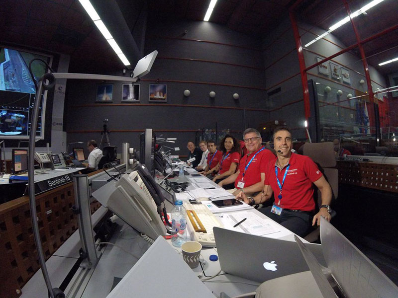 La sala de control en Kourou con Ramón Torres en primer plano