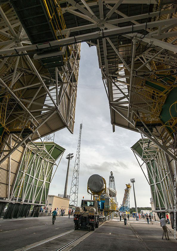 El Soyuz pasando por el interior del edificio auxiliar