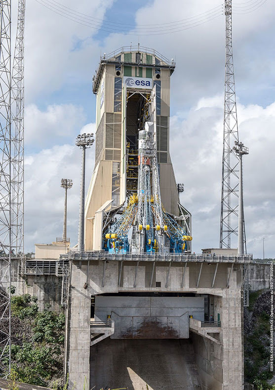 El edificio de servicio a punto de engullir al Soyuz