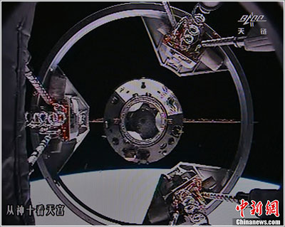 El Tiangong-1 a través del mecanismo de atraque de la Shenzhou-10