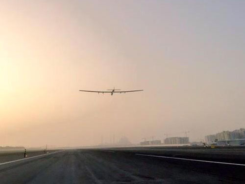 El SI2 despegando para la primera etapa de su vuelo alrededor del mundo