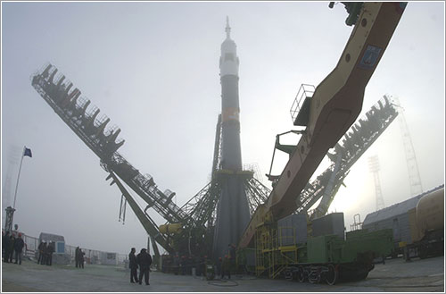 La SOyuz TM-31 con los brazos de sujección aún sin levantar