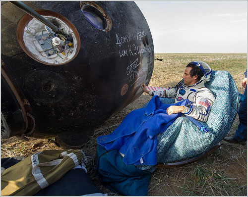 Joe Acaba firma el lateral de la cápsula - NASA/Carla Cioffi