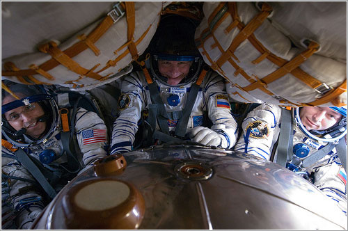 Una prueba de estanqueidad de los trajes a bordo de la Soyuz TMA-04M