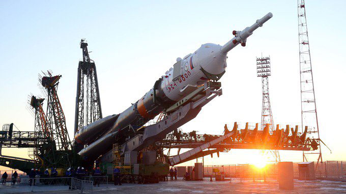 La Soyuz TMA-19M siendo erigida en la plataforma de lanzamiento