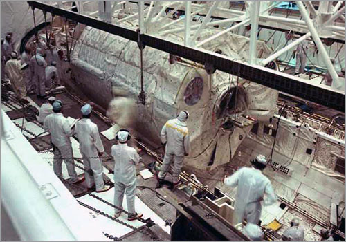 Instalación del Spacelab en la bodega de carga