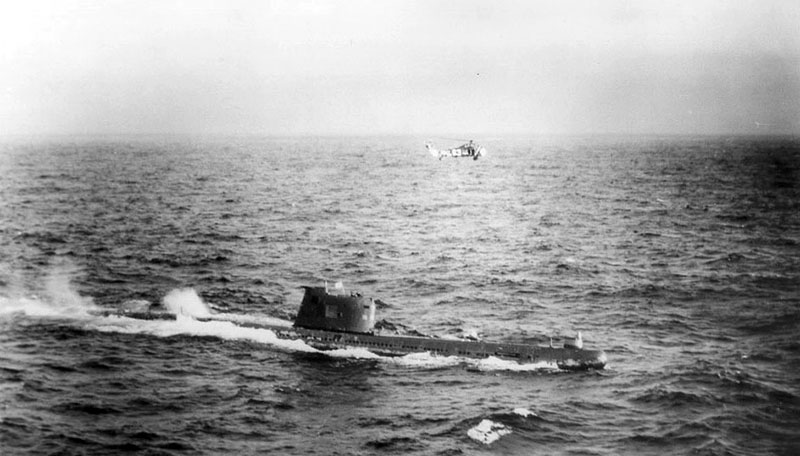 El submarino B-59 y un helicóptero estadounidense