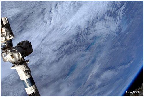 Looooong trail of Soyuz re-entry - Soichi Noguchi