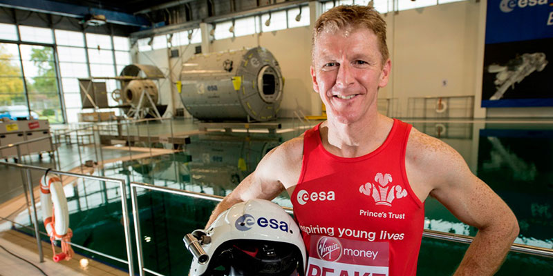 Tim Peake con la camiseta del maratón de Londres 2016