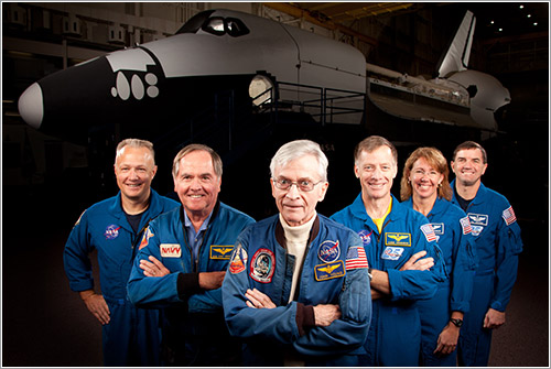 Tripulaciones de la STS-1 y STS-135 -  NASA Photo/Houston Chronicle, Smiley N. Pool