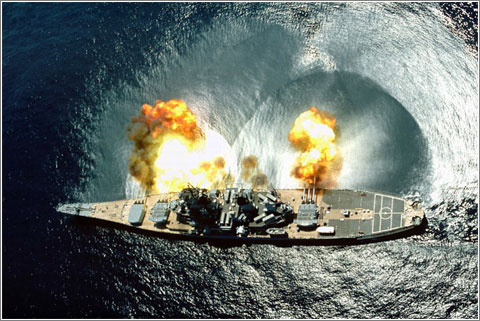 El USS Iowa disparando sus cañones