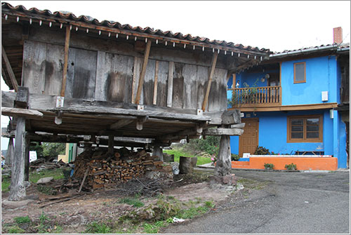  Horreo y casa azul