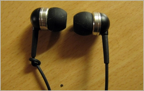 Gran idea de Pojken para diferenciar los auriculares