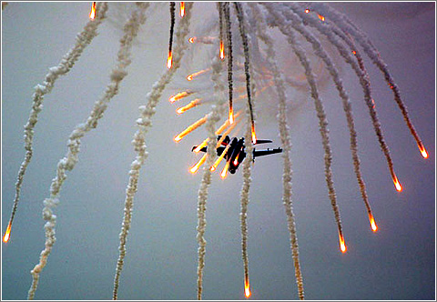 Aviones lanzando benagalas