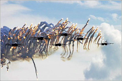 Aviones lanzando benagalas