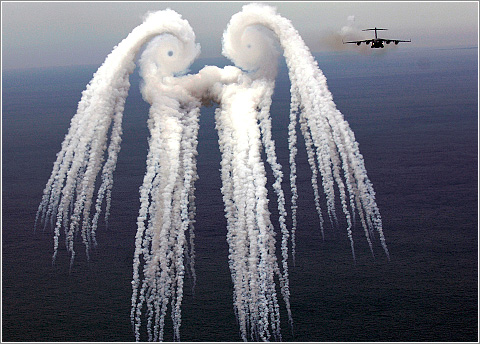 Aviones soltando bengalas