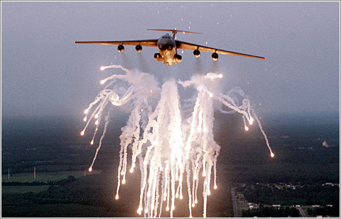 Aviones soltando bengalas