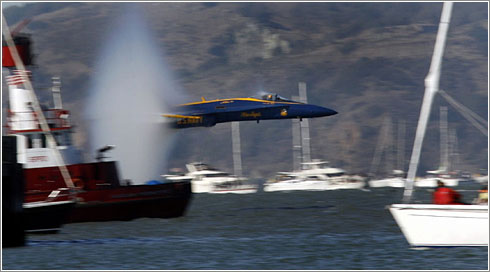 Blue Angel a ras del agua