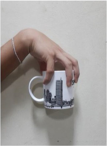 Estudio como coger la taza de cafe