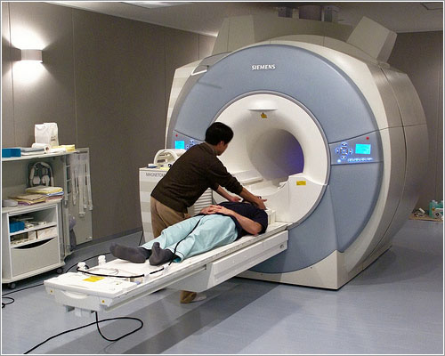 Voluntario para unas pruebas en un fMRI
