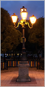 La farola más antigua del barrio de La Prosperidad, Madrid, adaptada a electricidad tras haber sido de gas (CC)-by Alvy