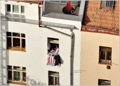 Una mujer en una ventana…