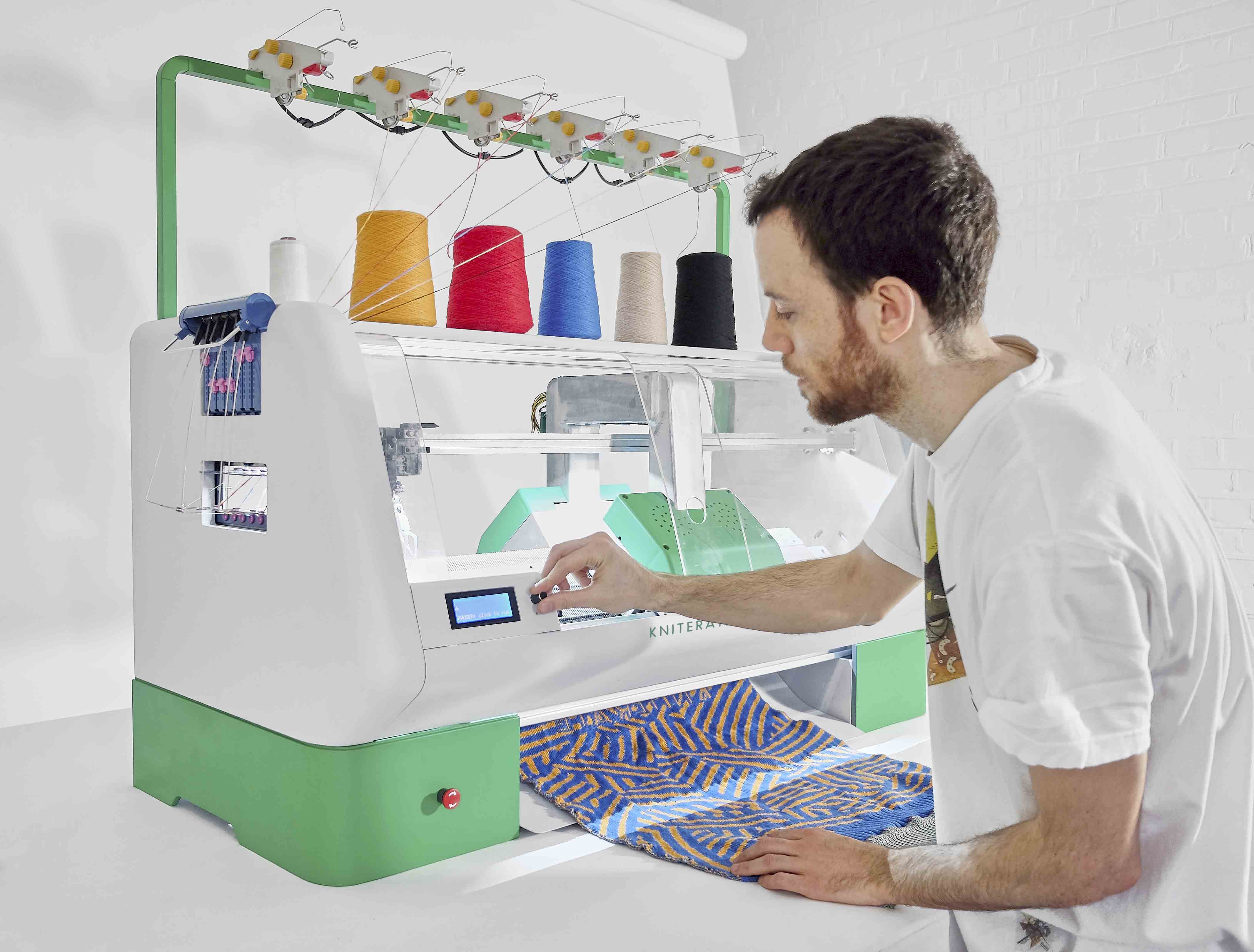 Una máquina doméstica para tejer punto (o una impresora 3D de prendas ...