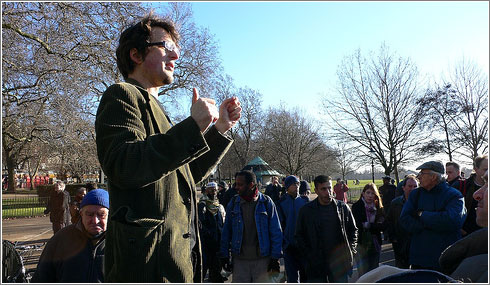 Gente en el London’s Corner / Copyfight. Foto (CC) Cory Doctorow