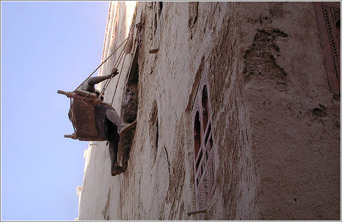 Mantenimiento de las Fachadas en Shibam (CC) Kebnekaise