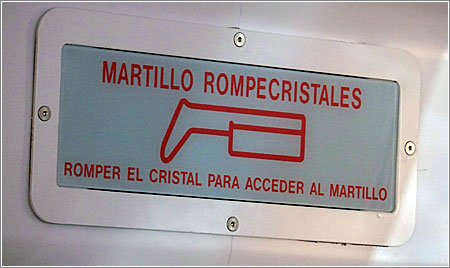 Martillo Rompecristales en un tren de Alicante