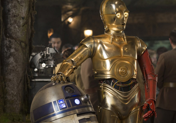 R2D2 C3PO Red Arm en The Force Awakens