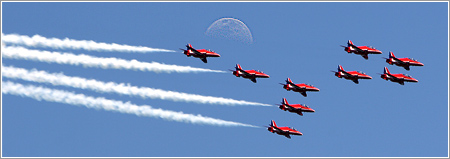 Red Arrows y la Luna