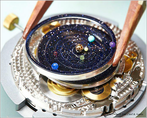 Un reloj de pulsera que un planetario