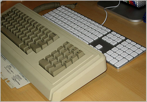 Apple Keyboard vs. Apple Lisa Keyboard (circa 1983) (CC) Blake Patterson @ Flickr