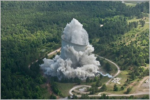 Torre de refrigeración gigantesca + demolición con explosivos = …