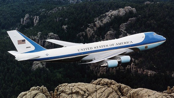 El Air Force One sobre el Monte Rushmore