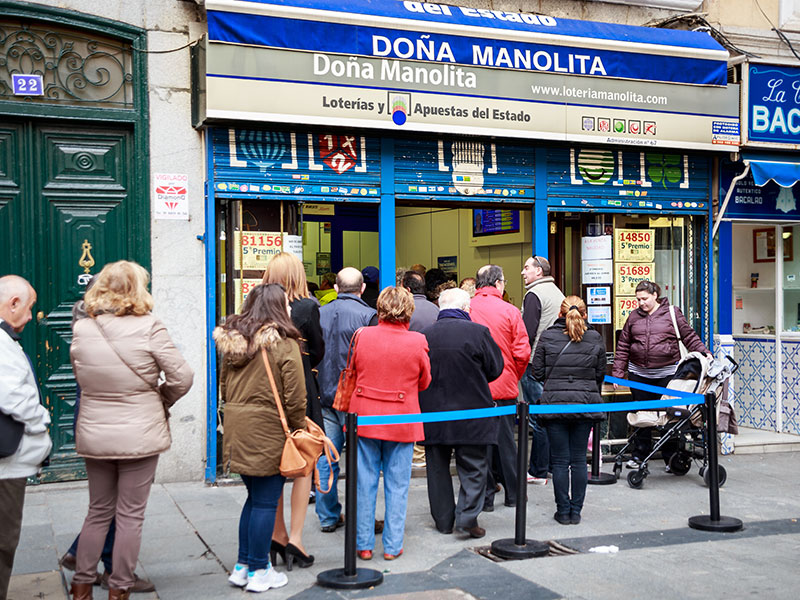 Típica cola para comprar lotería en Doña Manolita