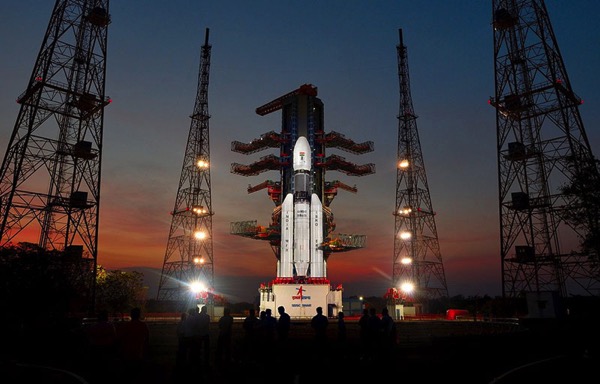 GSLV Mk. III en la plataforma de lanzamiento